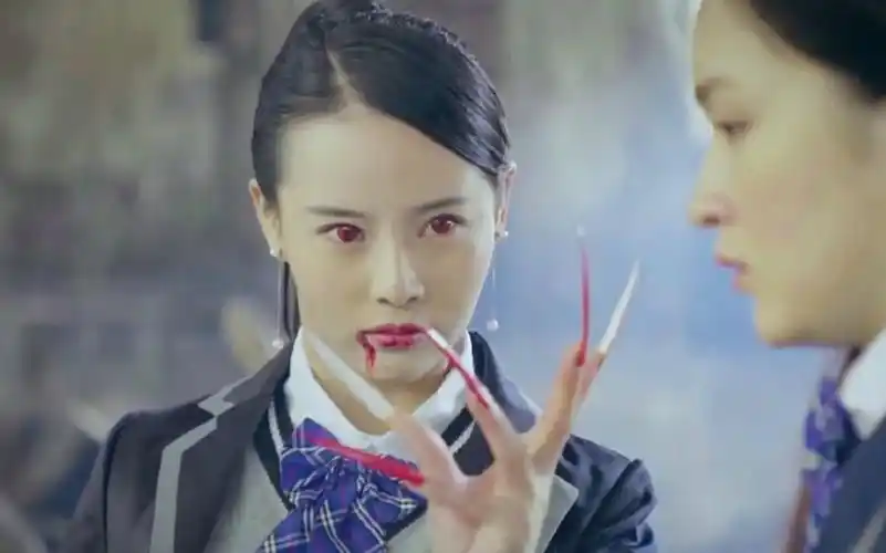 美女被外星生物附身夺舍黑化变成嗜血恶魔