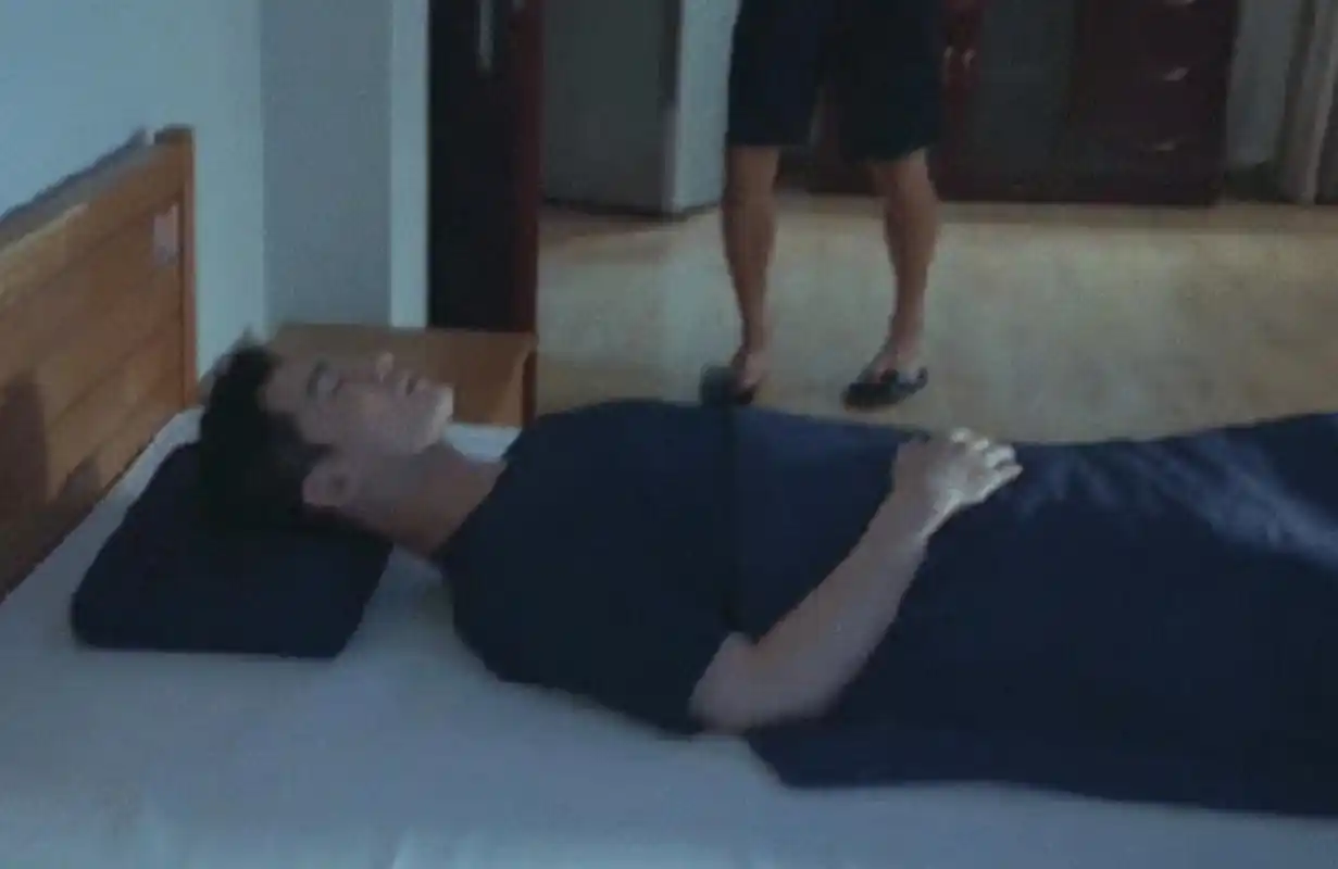 杨洋这么睡不累吗#  尸体都没他躺得板正啊!