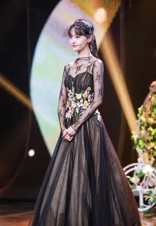 郑爽穿晚礼服跳舞