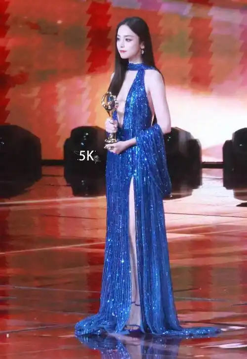 古力娜扎蓝色亮片深v高开衩长裙礼服
