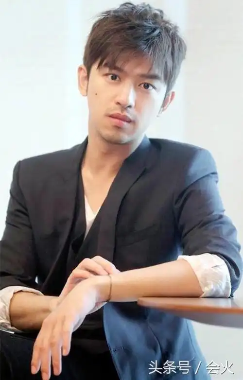 脸上有痣的男明星,盘点男明星的"美人痣"(井柏然的痣居然长在这里)