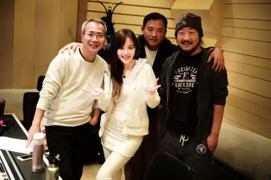 李小璐与导演工作团队合影