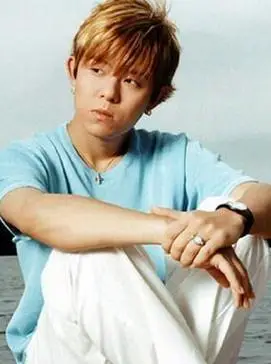 tony安也就是安胜浩,是韩国前人气组合hot中的成员之一,1978年出生于