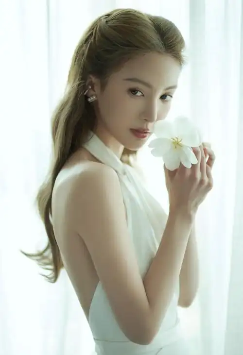 金晨超话#汤臣倍健yep亚太区磁感大使金晨#一袭白色露背长裙拖尾摇曳