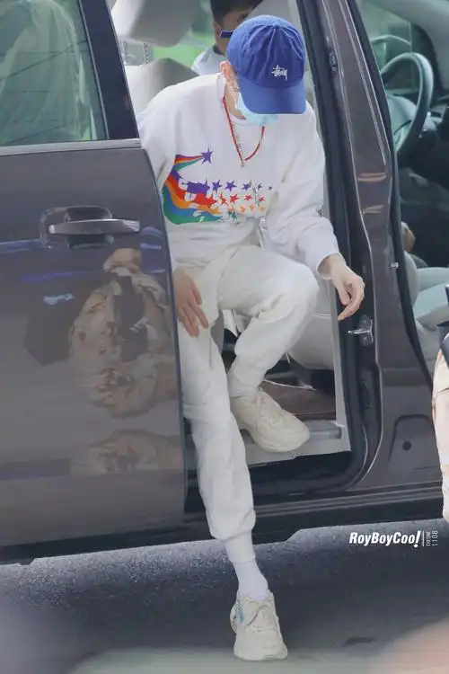 合理怀疑王源的白袜子是批发来的