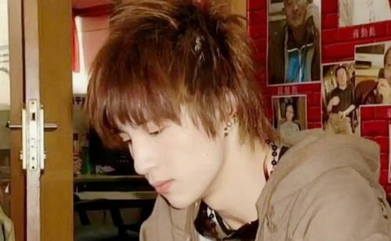 薛之谦18岁照片,有种花样男子直视的感觉!