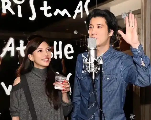 王力宏李靓蕾离婚后首合体满头白发神似洪金宝女方眼神呆滞