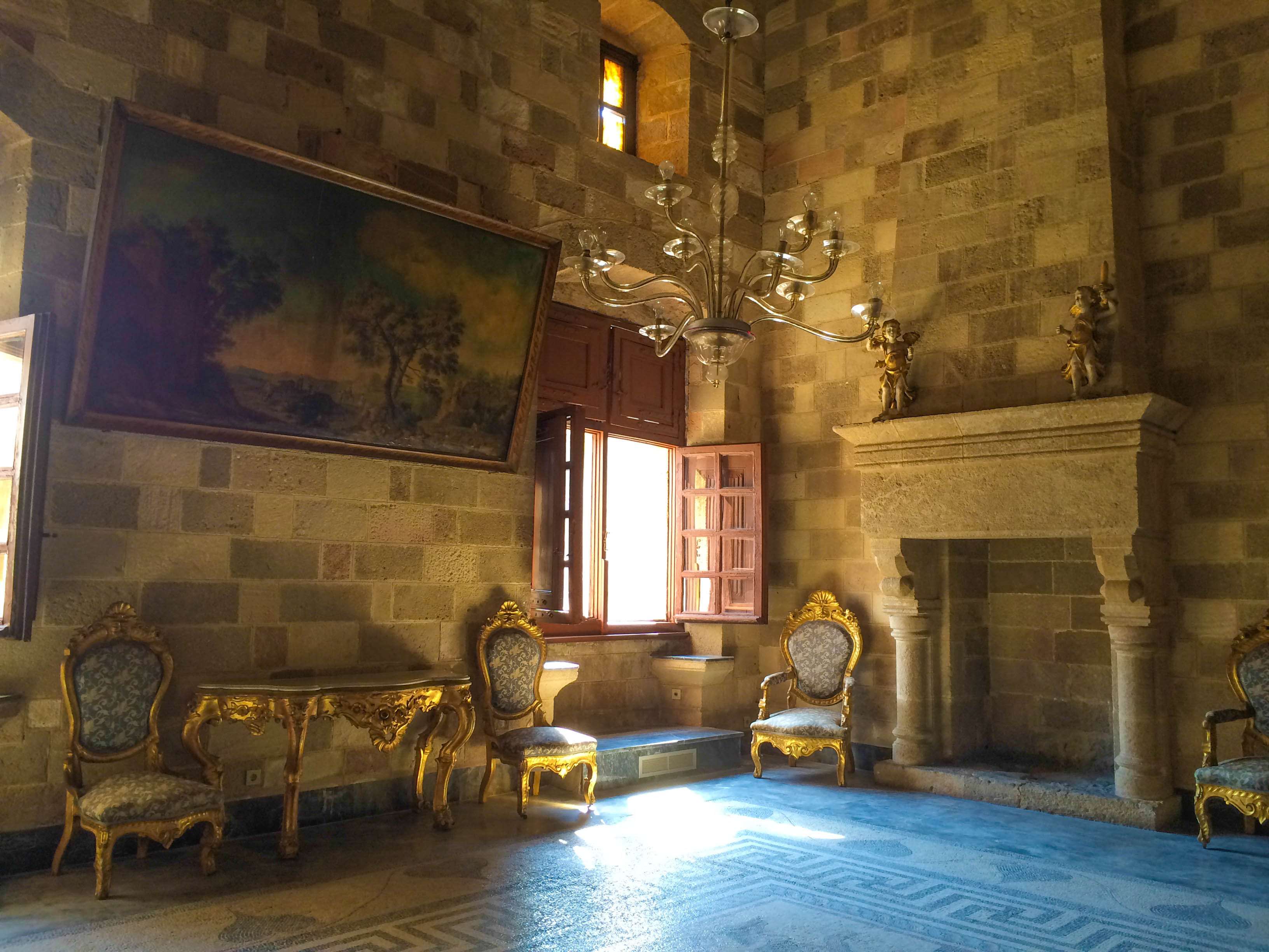 大首领宫,这里与欧洲的王宫贵族的宫殿完全不同,它不是娇弱的公主会