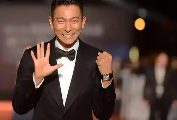 exo无视天王颁奖,滑跪认错饱受诟病,刘德华的影响力到底有多大