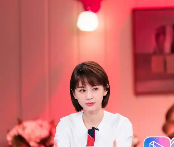 王子文真会穿!黑色t恤搭配黑色烟管库 黑色皮靴,霸气感十足_短发