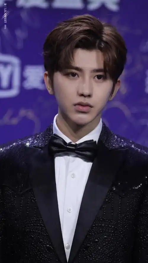 蔡徐坤无修生图帅气逼人 恃帅行凶的贵气小王子