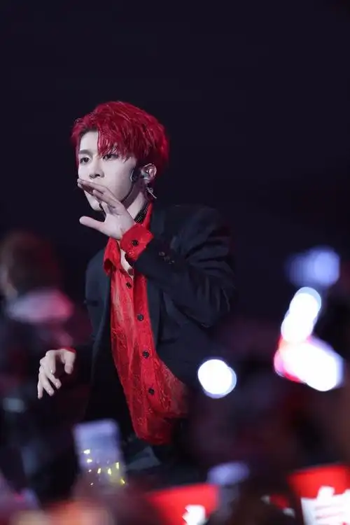 范丞丞红发亮相似狂野男孩,内搭红色蕾丝透视衬衣性感个性