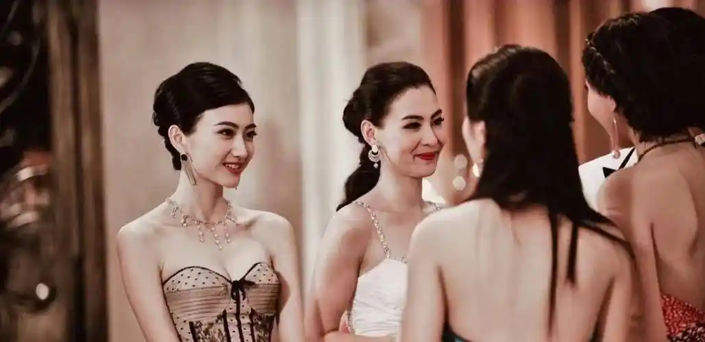 当景甜和张柏芝同框:聚光灯下的焦点,妥妥的"豪门姐妹花 .