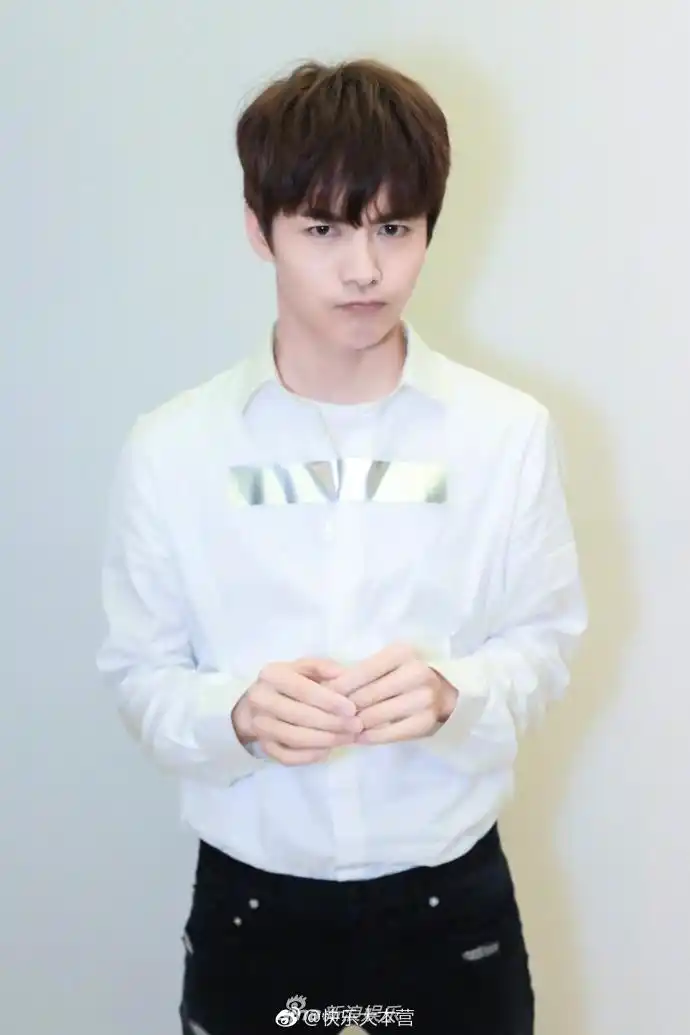 组图:邻家哥哥上线!马天宇穿白衬衣少年感十足 咧嘴微笑超迷人