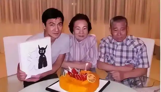 刘德华父亲去世,曾患膀胱癌,父子俩最后合影曝光_非凡视频