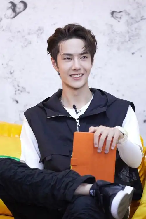 来真的很多人喜欢这个又酷又可爱的大男孩来看王一博独一无二的括弧笑