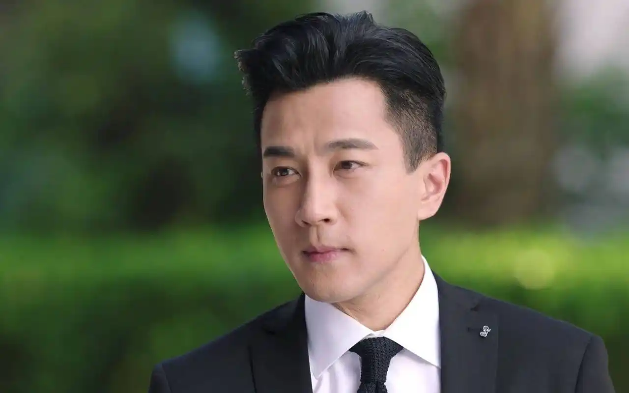 刘恺威近照显苍老,聚会状态成焦点,岁月痕迹引关注