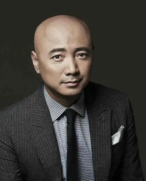 光头中年男子穿衣风格 中年光头男衣服搭配