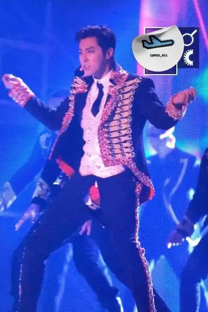 郑允浩热舞裤裆破洞 露出红内裤依旧坚持表演