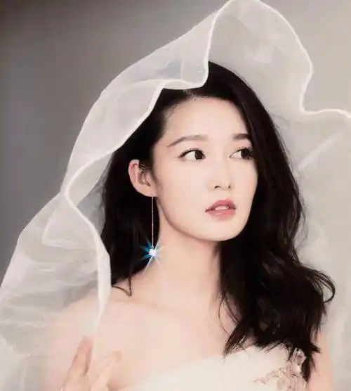 原创李沁90斤吴谨言88斤两人同时被黄景瑜树熊抱谁谎报体重了