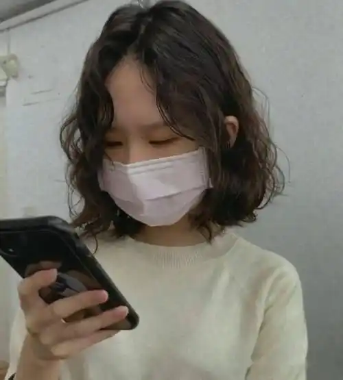 让波波头变得很有气场,加上中分弧度卷长刘海修饰脸型波波头烫发发型