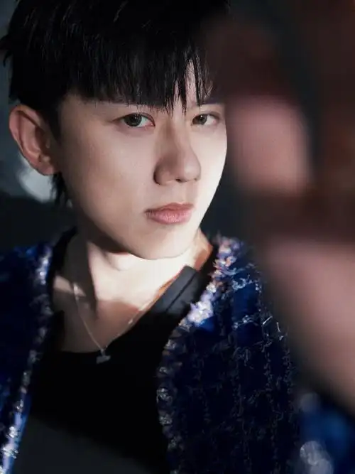 张杰蓝色小香外套