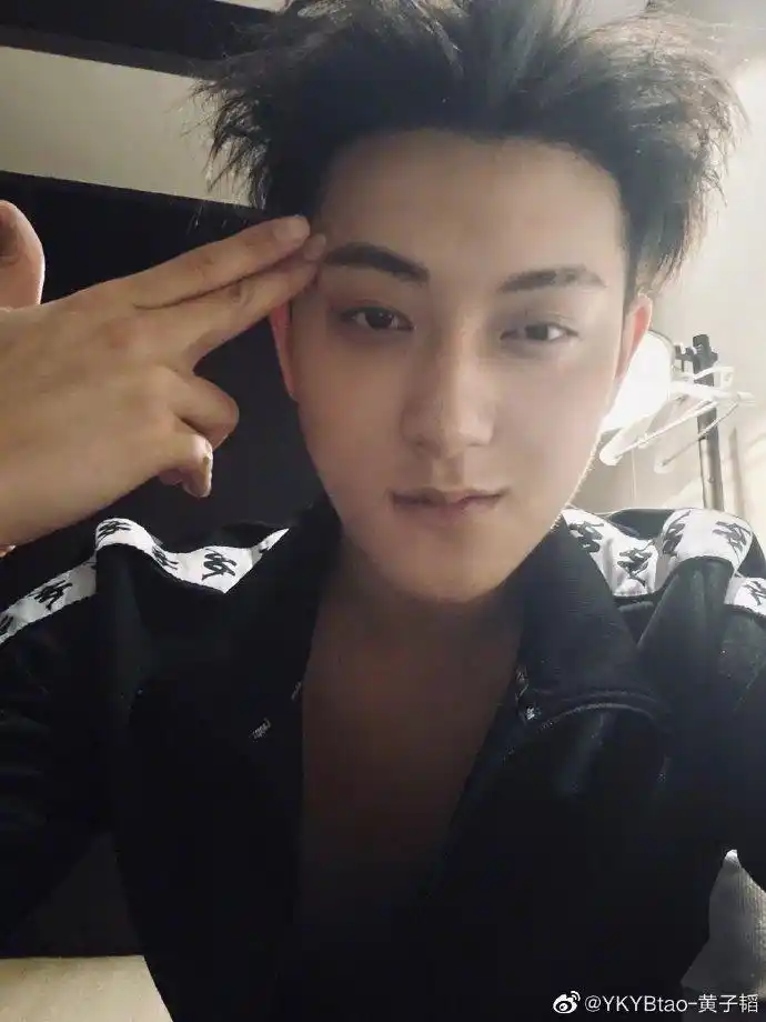 黄子韬晒素颜自拍 摆各种酷炫pose搞笑称自己才20岁