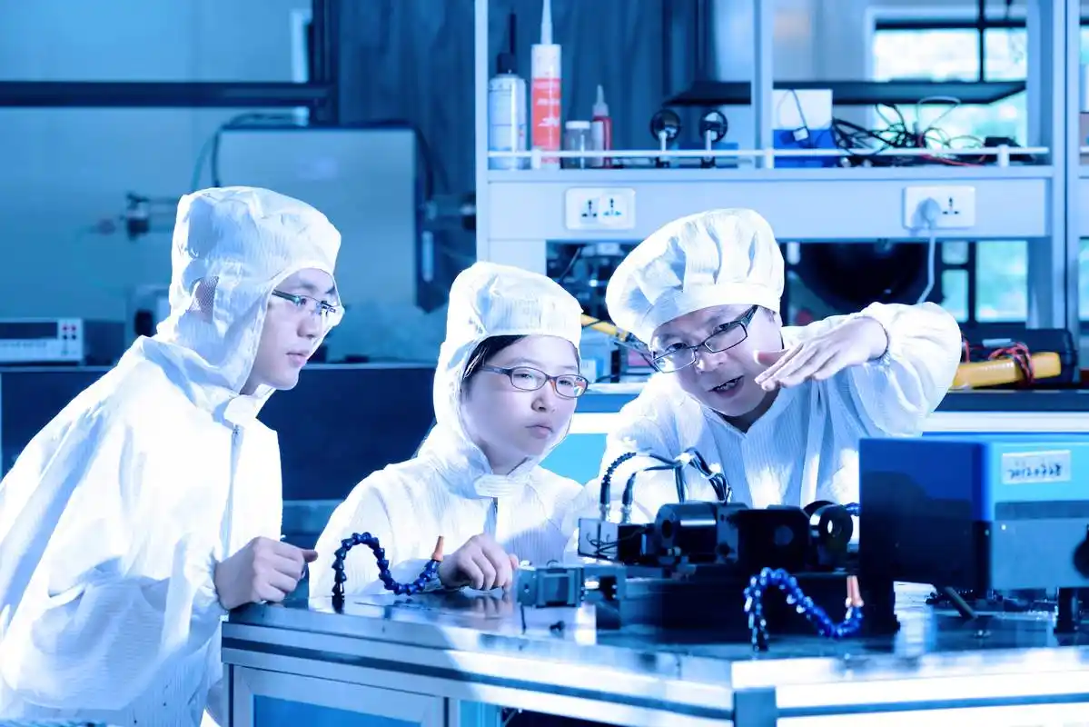 上海理工大学青年长江学者朱亦鸣教授带领学生在实验室进行科学研究