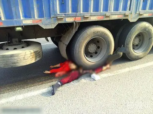 特大车祸致3人死亡 女子被压扁车轮底(组图)!