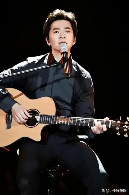 事实证明,结婚十九年不要孩子的歌手李健,已经走上了另一条大道