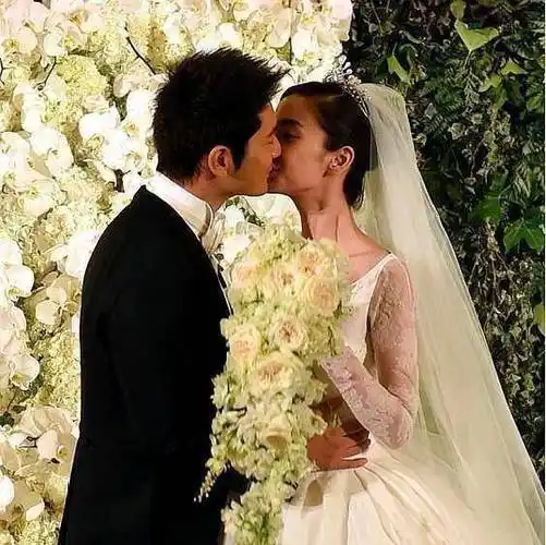 结婚以后,就生下了一位可爱的宝宝,小名叫做"小海绵",黄晓明与baby