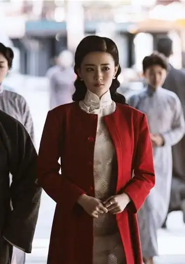 徐璐玩转国潮,"旗袍上衣 短裙"俏皮灵动,"漫画腿"好不真实