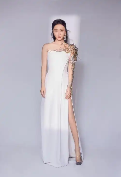 王珞丹再穿12年前龙年春晚礼服