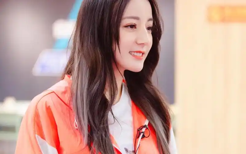 走路气质绝了迪丽热巴复古波波头羽毛披风造型 迪丽热巴