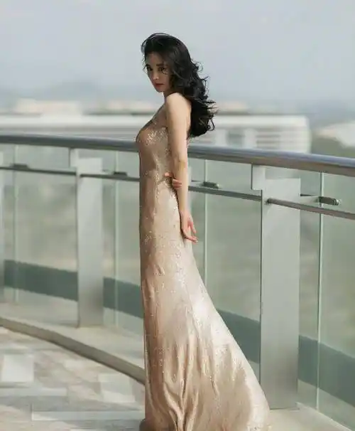 杨幂大胆挑战"鎏金鱼尾裙"腰臀线一览无余,不愧是"腰精"_宫锁心玉