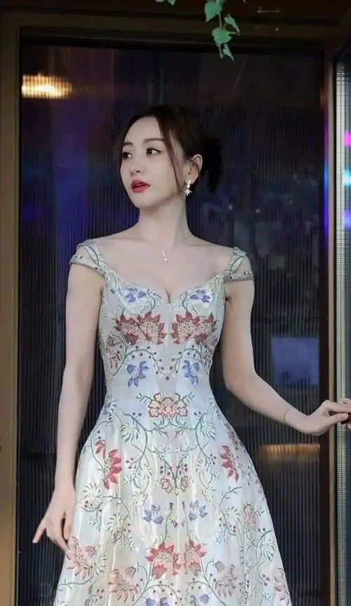 杨蓉写真精选魅力四射令人着迷