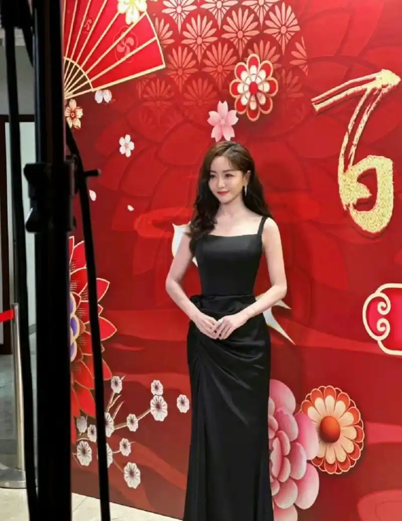 杨蓉昨晚的活动造型狠狠美到了,41岁这个状态有点绝,这身黑色简约礼服
