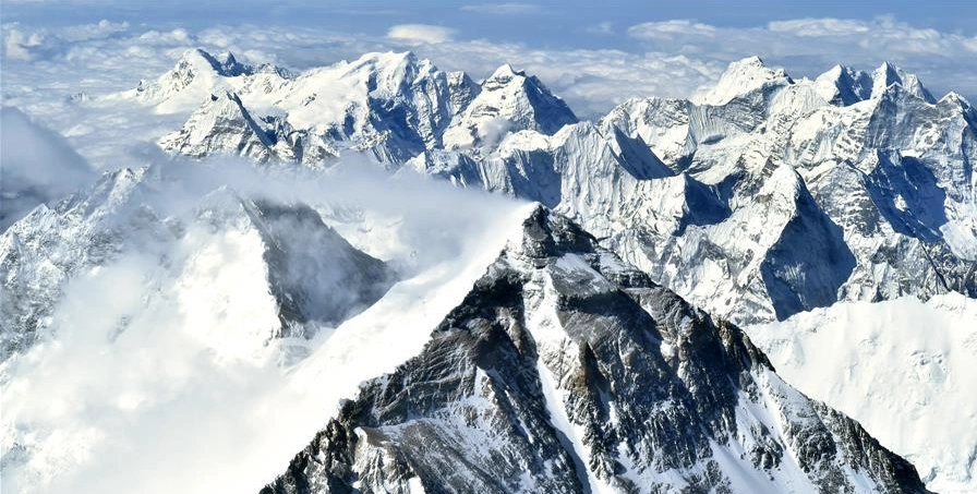 珠穆朗玛峰是世界上最高的山峰.