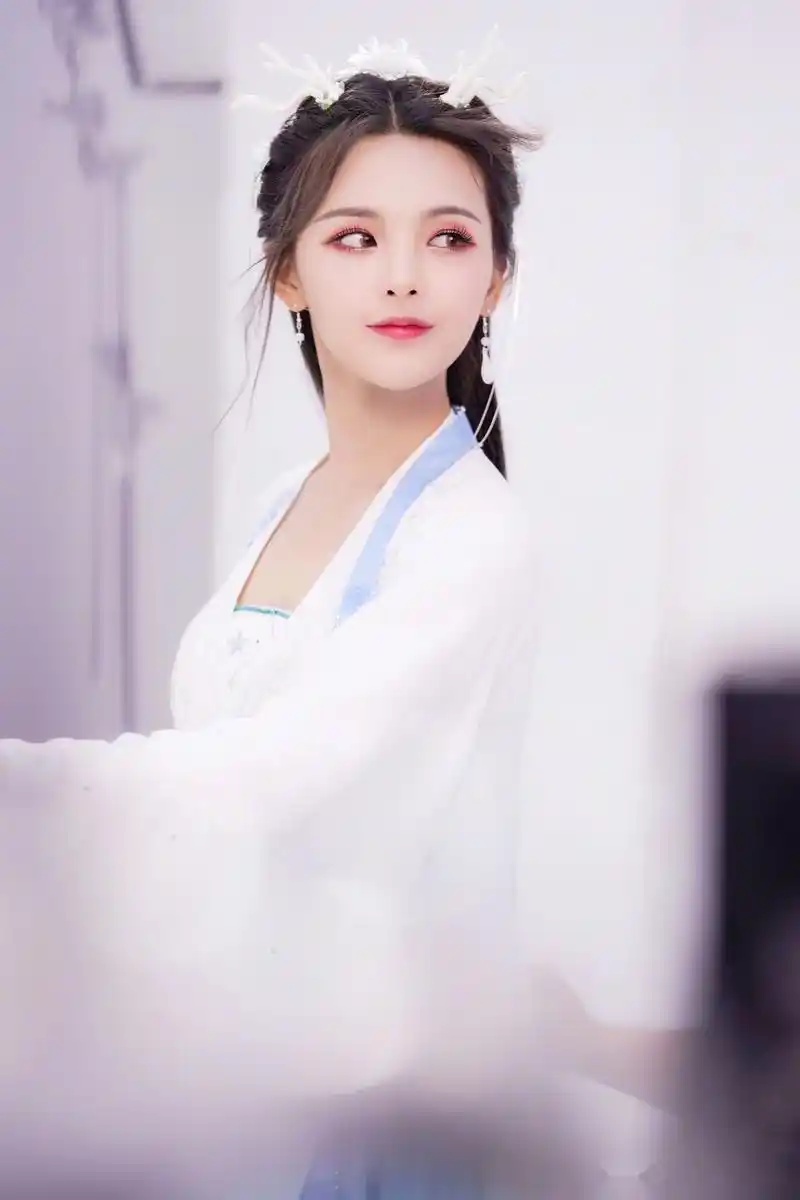 杨超越小龙女古装造型曝光,头顶龙角,衣袂飘飘,执伞回眸,灵气十足!