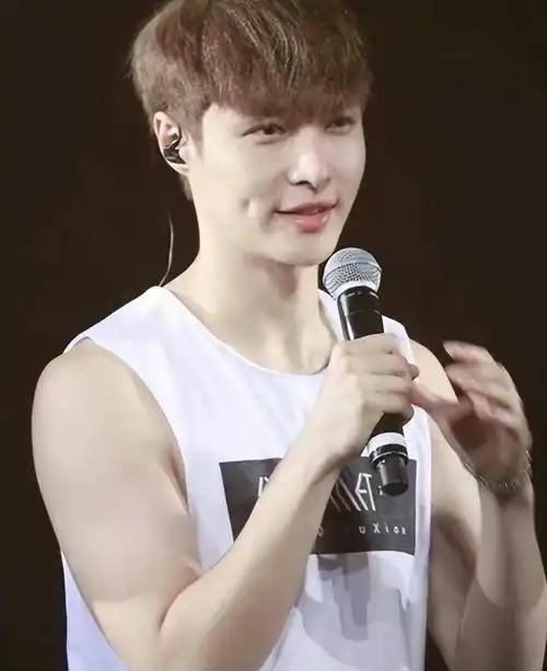 张艺兴发文称要发布爆炸消息:电影《孤注一掷》,还是两场演唱会