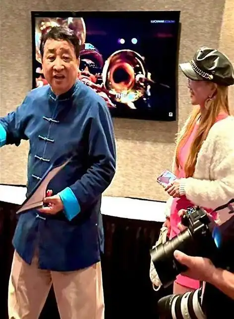 张宏民姜昆现身日本,74岁姜昆搂美女喝茅台,63岁张宏民截然相反