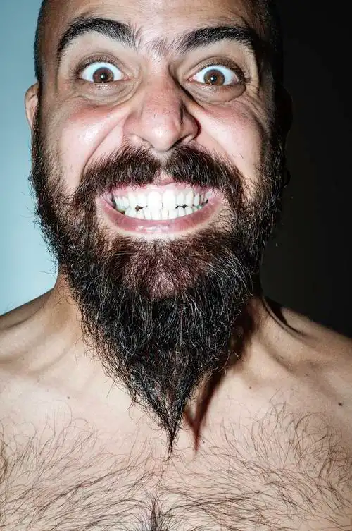 可怕的表达式与大胡子的男人