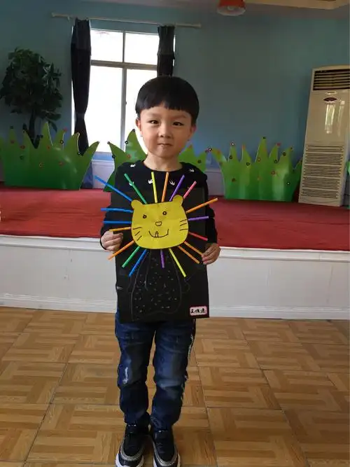 吸管粘贴画----《小狮子》