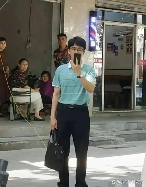 网上议论的河南某高校小帐篷事件揭开年轻人将面临残酷现实