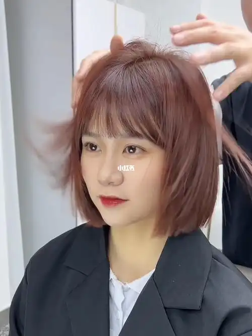 一刀切短发配上刘海真的是好看又显瘦