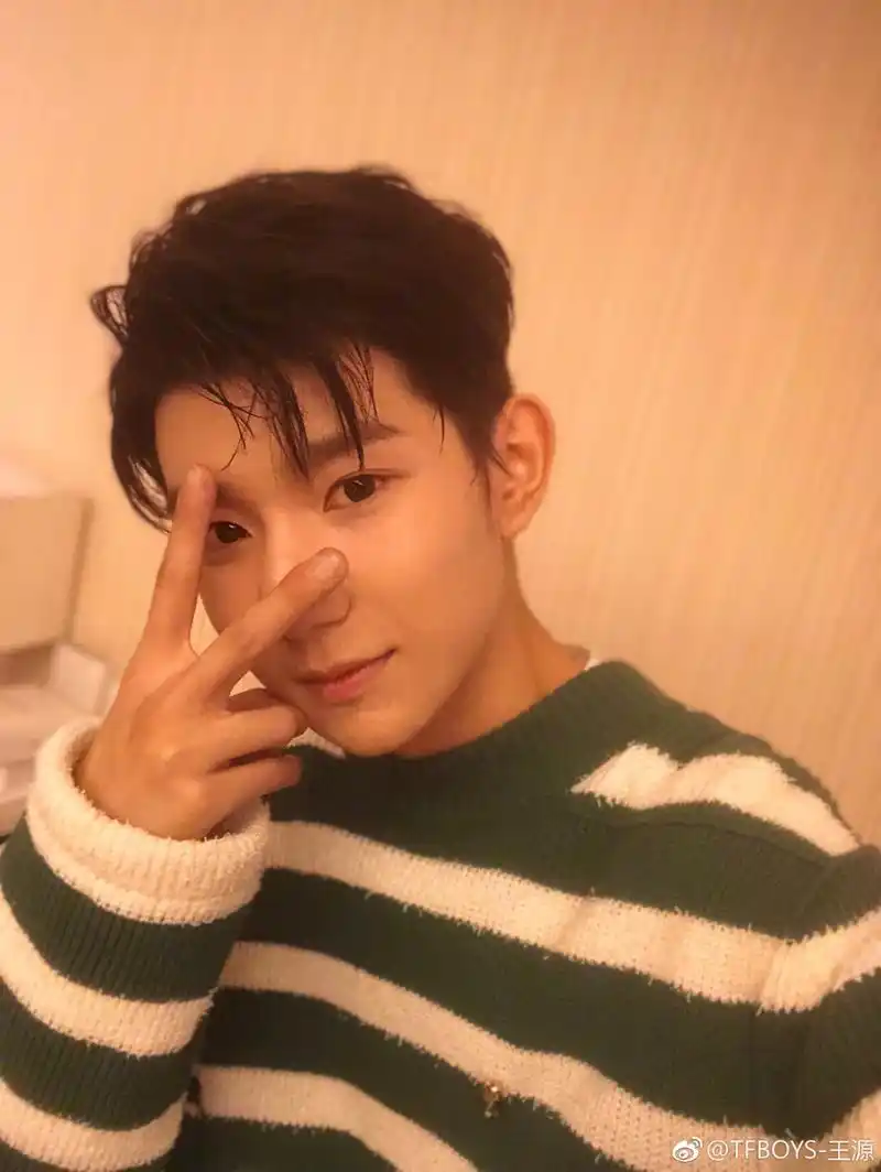 组图:王源晒9连拍比2018 闭眼卖萌帅气又可爱_高清图集_新浪网