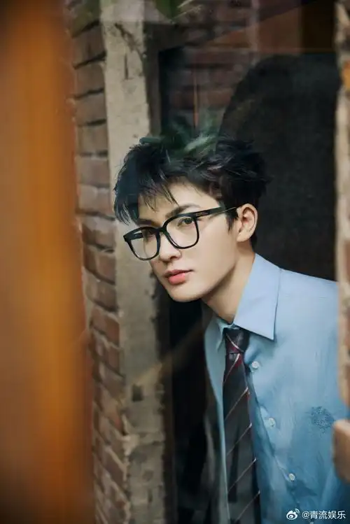 朱正廷清爽学长随拍##朱正廷黑框眼镜