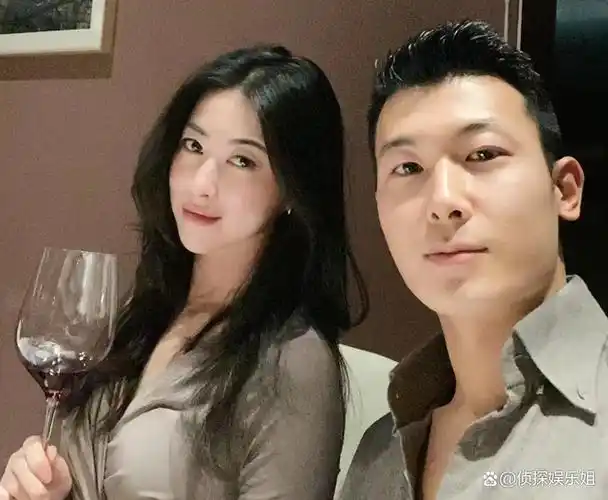 12月28日上午,演员朱珠罕见在个人社交平台分享了多张与老公王昀佳的
