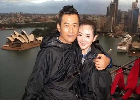 更加滑稽可笑的是,2013年,王志飞在一次慈善活动中结识了比他小15岁的