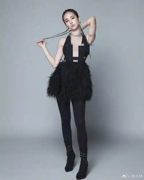 41岁蔡依林身高156体重仅80斤真空出镜cos性感黑天鹅肉感超减龄